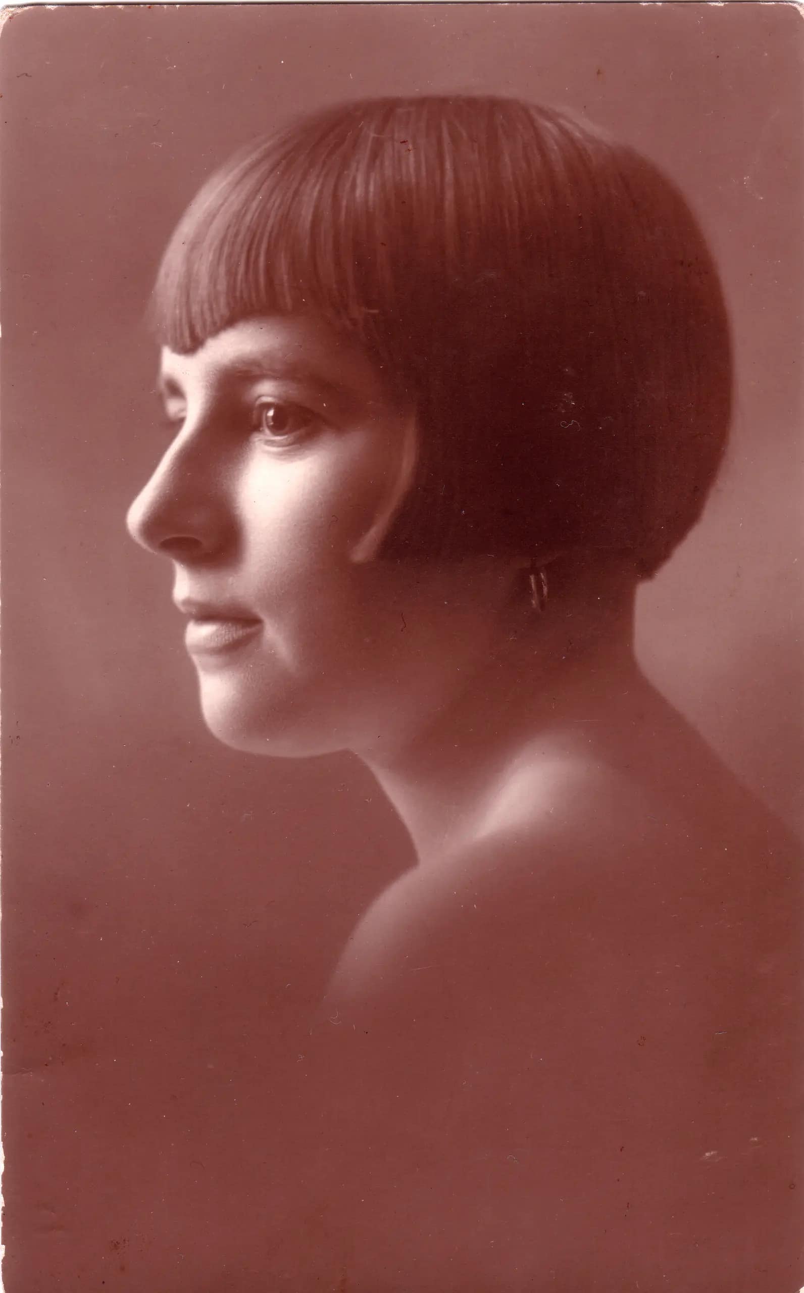 Historic monochrome portrait of Frieda Gertrud Claus seated in profile